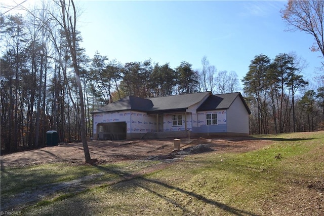 view of front of house featuring a garage and a front lawn