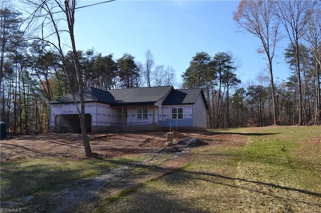 view of front facade with a garage and a front yard