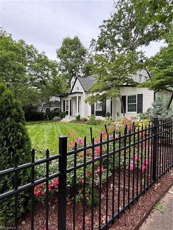 view of front facade featuring a fenced front yard and a front yard