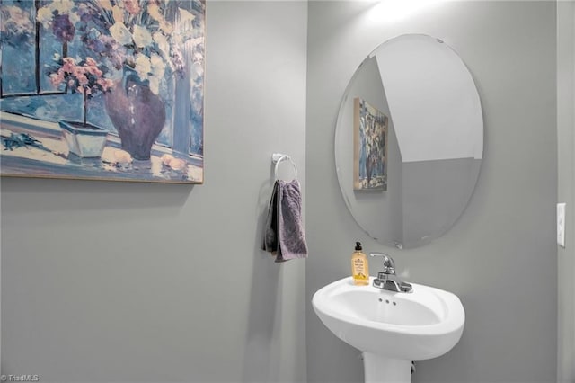bathroom featuring a sink