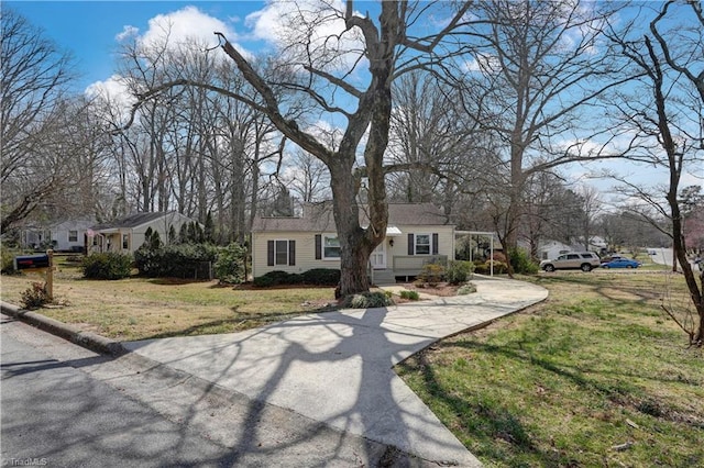 view of front of home featuring a front lawn and concrete driveway