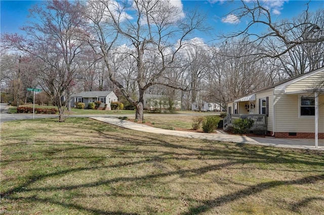 view of yard with driveway