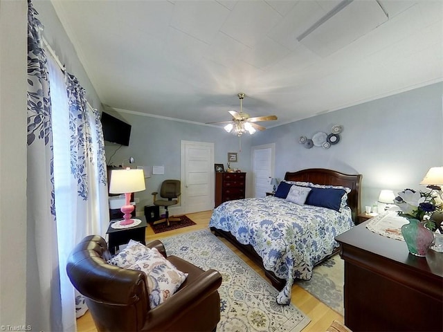 bedroom featuring ornamental molding, light hardwood / wood-style floors, and ceiling fan