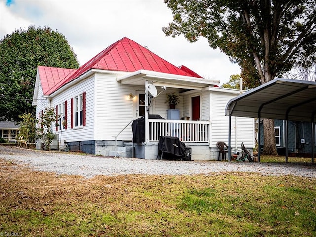 view of front of house featuring a carport and a front yard