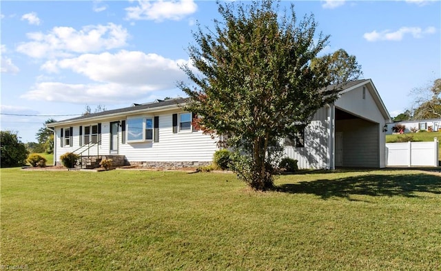 view of front of home featuring a front lawn