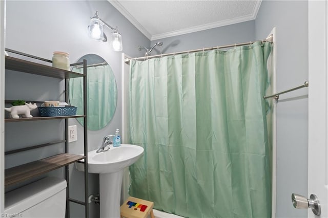 bathroom featuring a textured ceiling, toilet, curtained shower, and ornamental molding