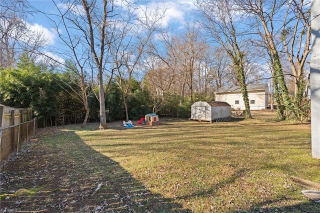 view of yard featuring a storage shed