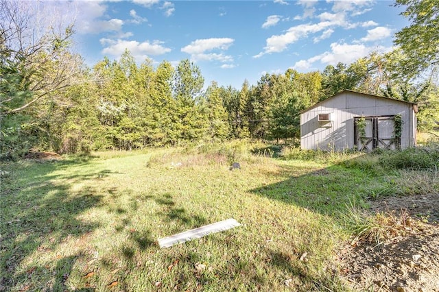 view of yard featuring a storage shed