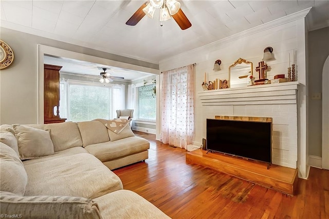 living room featuring crown molding, hardwood / wood-style floors, and ceiling fan