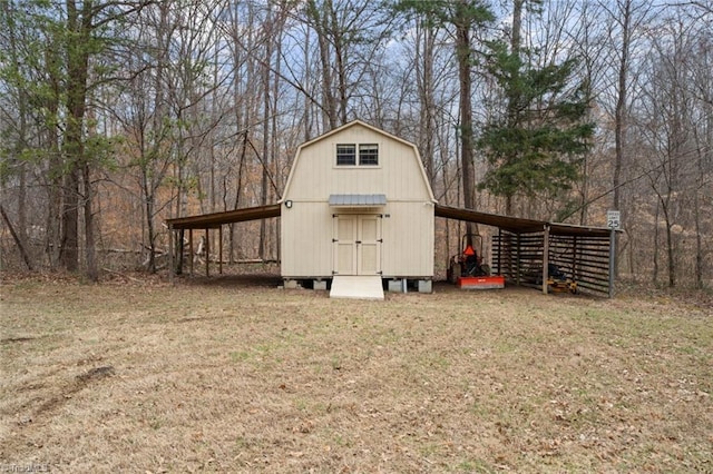 view of outdoor structure featuring an outbuilding