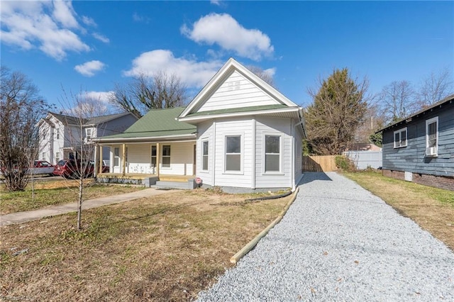 view of front of property featuring covered porch and a front yard