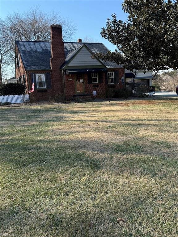 view of front facade with a front lawn