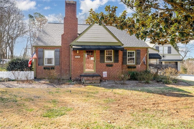 view of front facade with a front lawn