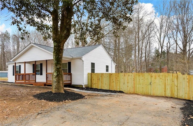 view of front of property featuring a porch