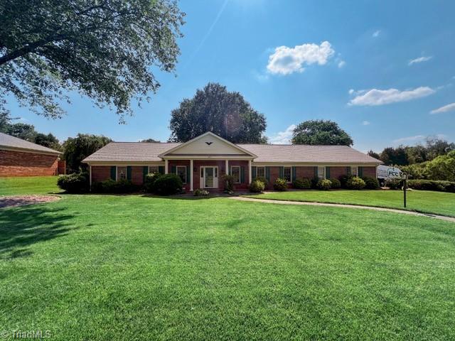 6801 Whitby Ct, Clemmons, NC 27012 - single story home featuring a front lawn