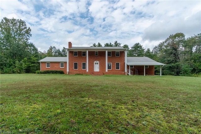 view of front of property featuring a front yard