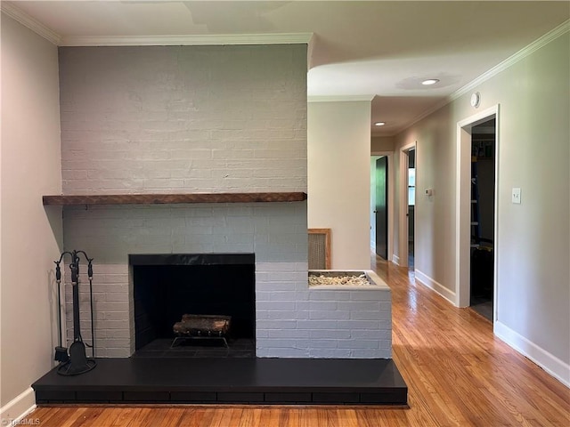 702 Trail One, Burlington, NC 27215 - detailed view of crown molding, wood finished floors, and baseboards