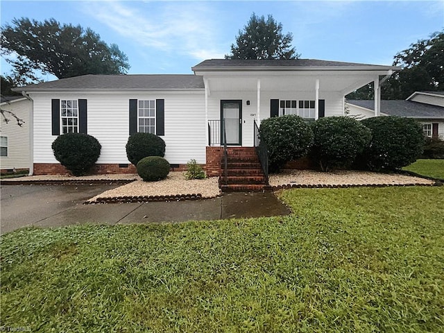 view of front of home featuring a porch and a front yard