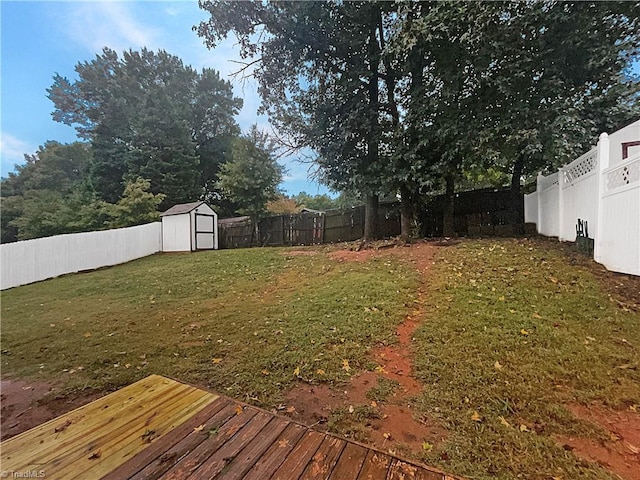 view of yard featuring a storage shed