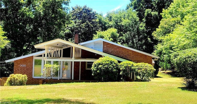 view of front of property featuring a front lawn