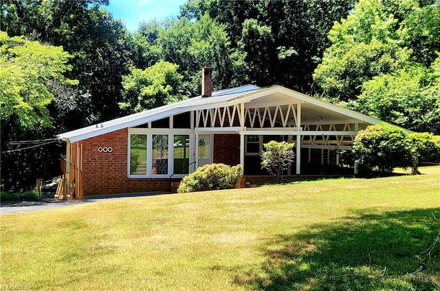 view of front facade featuring a front lawn