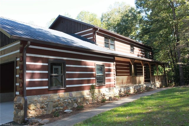 view of front of home featuring a porch and a front yard