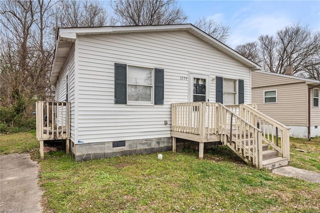 view of front of home with crawl space and a front lawn