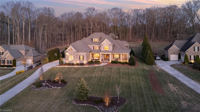 view of front of property featuring a lawn