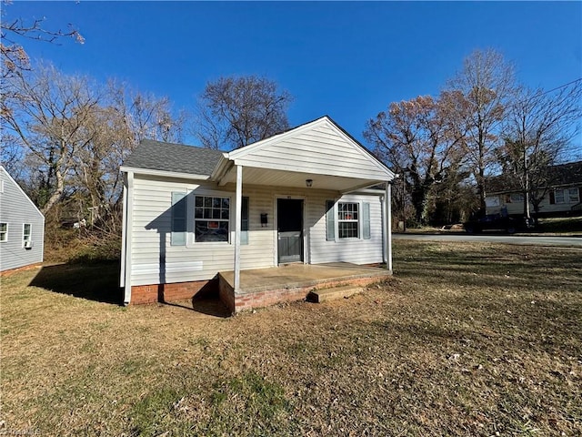 view of front of home featuring a front yard