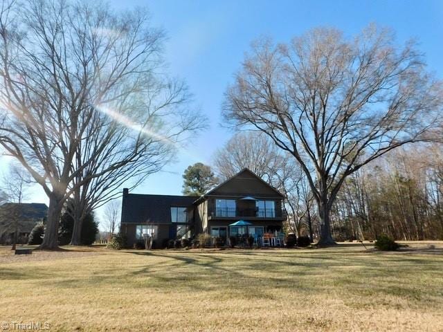 view of front of property featuring a front yard