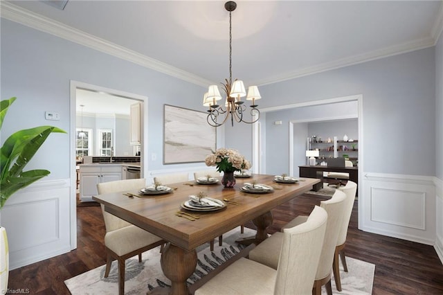 dining space featuring crown molding, dark hardwood / wood-style floors, sink, and a notable chandelier