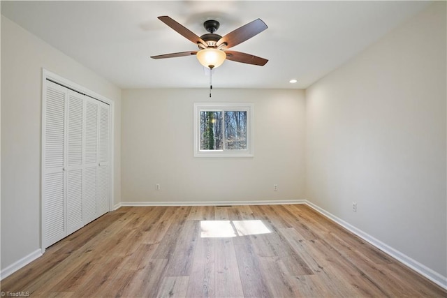 unfurnished bedroom with baseboards, recessed lighting, ceiling fan, light wood-style floors, and a closet