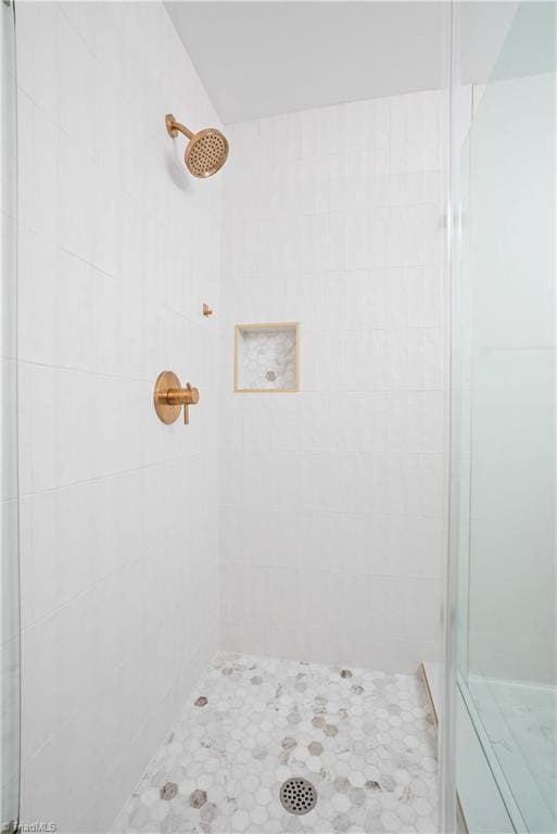 bathroom featuring tiled shower