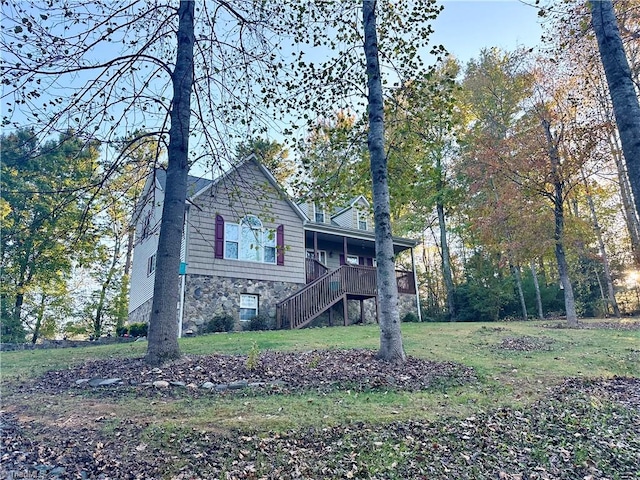 view of front facade featuring a front yard