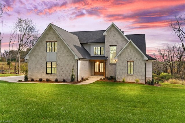 view of front of home featuring a front lawn