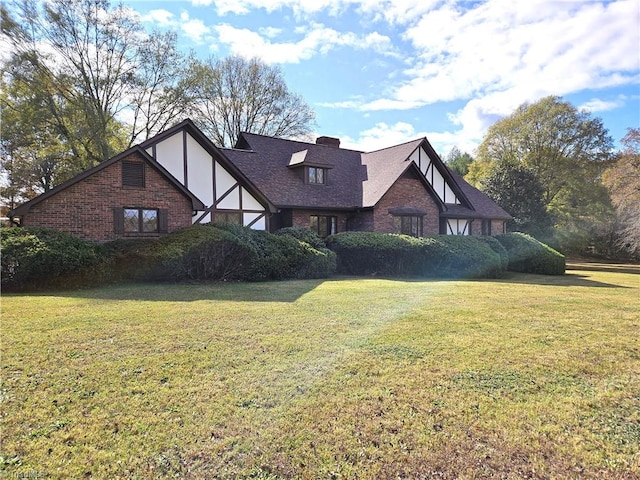 view of front of home featuring a front lawn