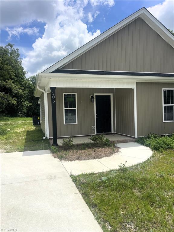 505 White Oak St, High Point, NC 27260 - bungalow-style house featuring covered porch and a front yard