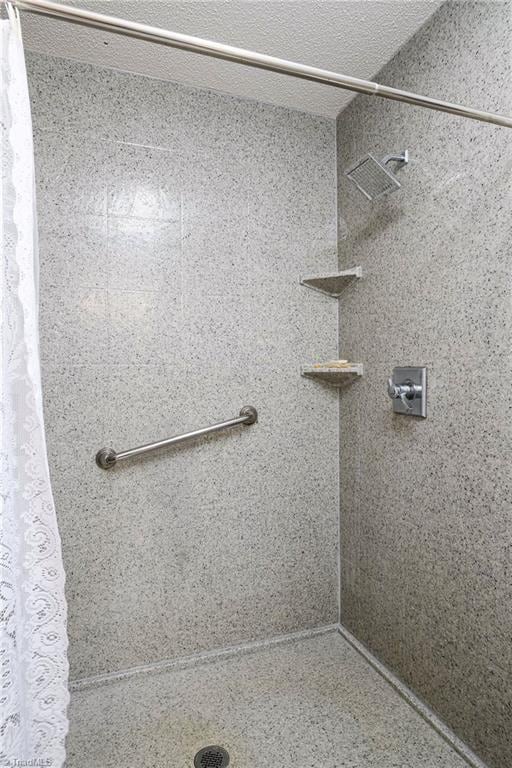 3714 Courtland Cir, Thomasville, NC 27360 - bathroom with a tile shower
