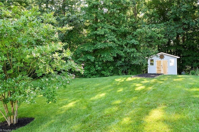 3714 Courtland Cir, Thomasville, NC 27360 - view of grassy yard with a storage shed