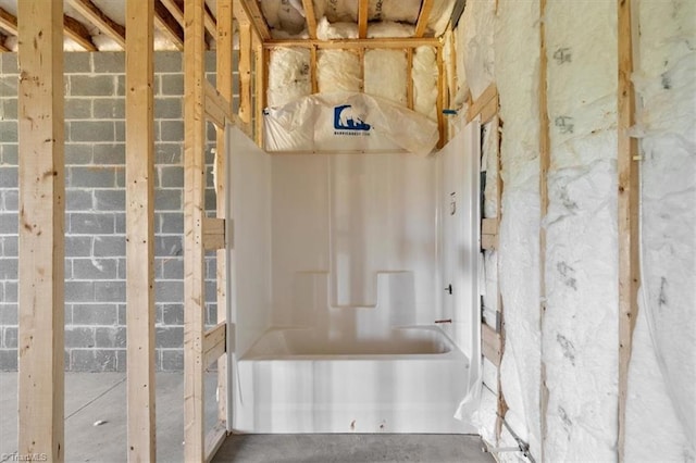 full bathroom featuring a bathing tub