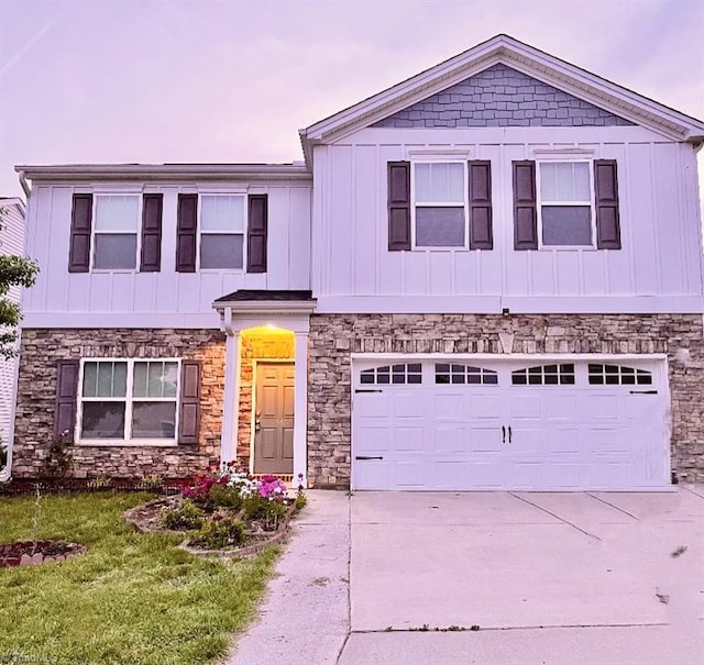 view of front of house featuring a yard and a garage