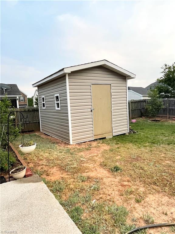 view of outbuilding featuring a yard