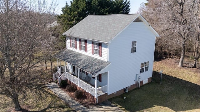 view of front of property with a shingled roof, a front yard, and driveway