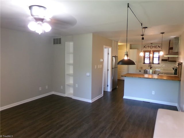 1074 Hickory Glen Rd, Winston-Salem, NC 27106 - kitchen featuring ventilation hood, freestanding refrigerator, ceiling fan, baseboards, and decorative backsplash