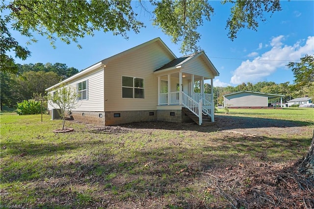 view of front of property featuring covered porch and a front yard