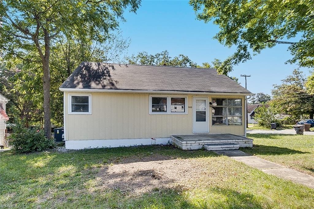 view of front of property with a front yard