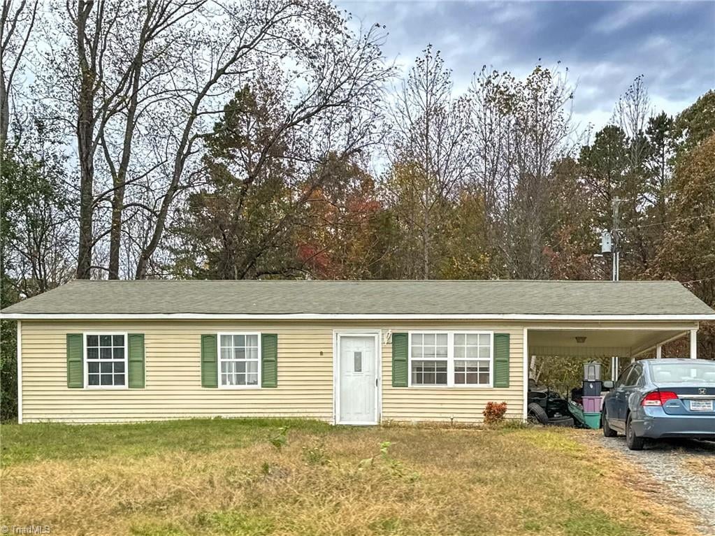 view of front of home featuring a front yard and a carport