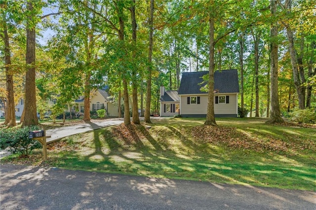 view of front of home featuring a front lawn