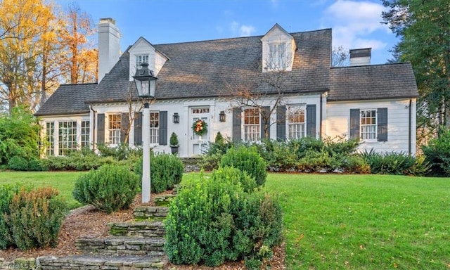 view of front of house with a front lawn