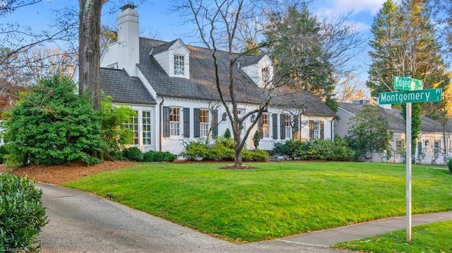 cape cod-style house featuring a front yard